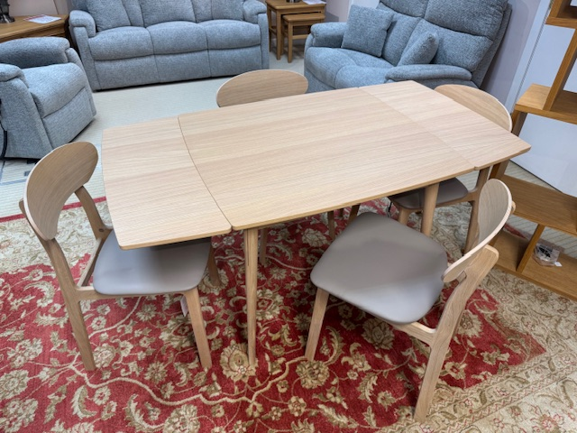 Dining Table & 4 Chairs 85cm x 92cm / 122cm (1 Ext Leaf) / 152cm (2 Ext Leaf)